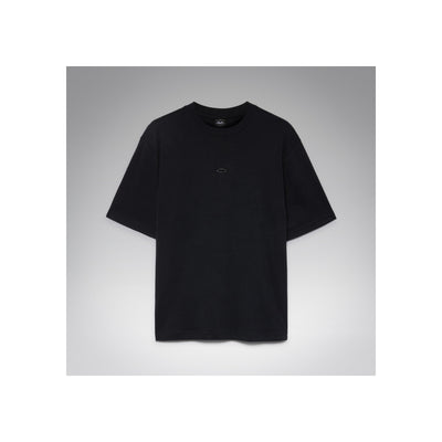 Zwart oversized T-shirt met korte mouwen en subtiel logo op een lichte achtergrond