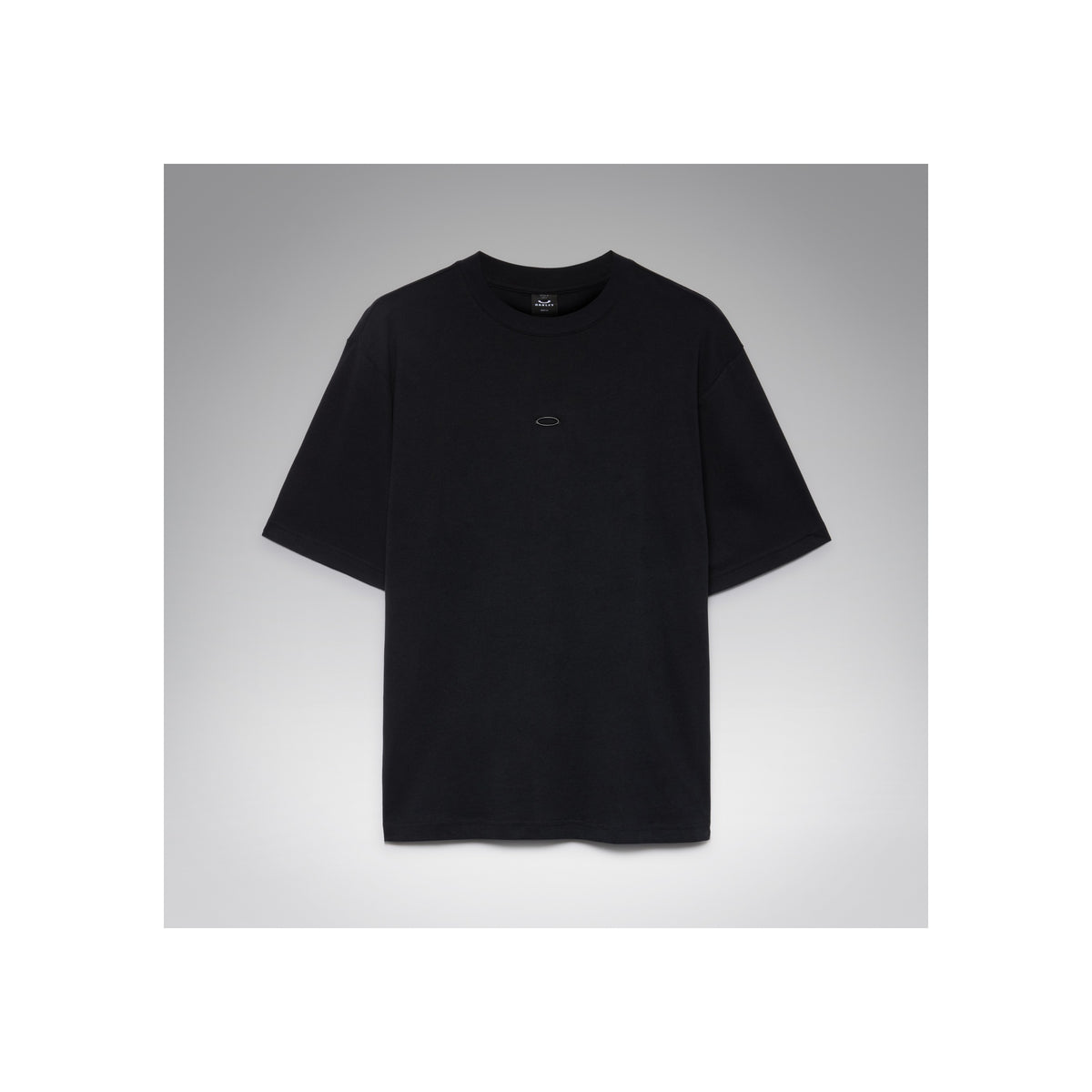 Zwart oversized T-shirt met korte mouwen en subtiel logo op een lichte achtergrond