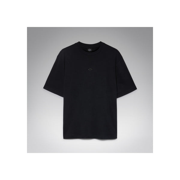 Zwart oversized T-shirt met korte mouwen en subtiel logo op een lichte achtergrond