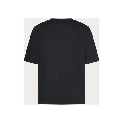 Zwart oversized T-shirt met korte mouwen op beige achtergrond