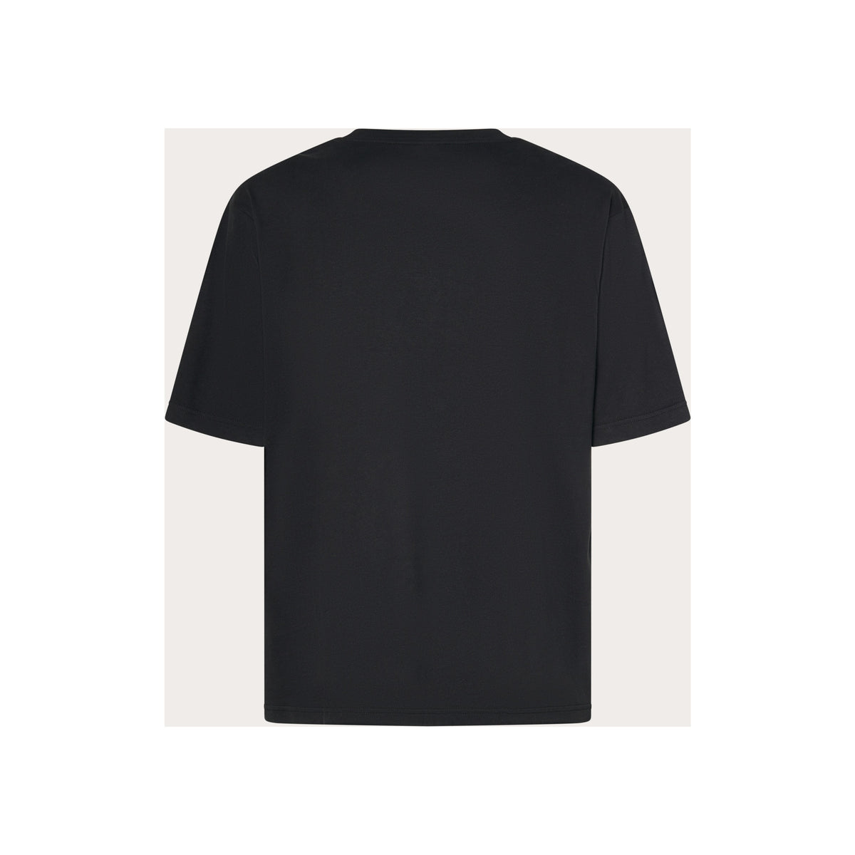 Zwart oversized T-shirt met korte mouwen op beige achtergrond