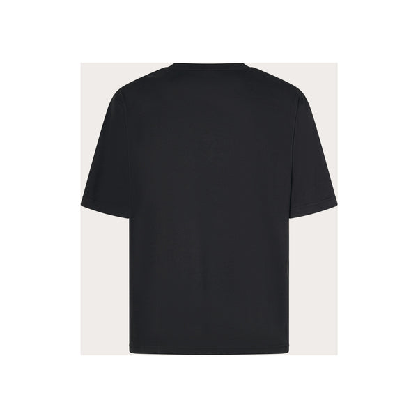 Zwart oversized T-shirt met korte mouwen op beige achtergrond