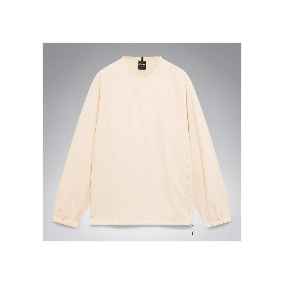 Crèmekleurige longsleeve shirt met ronde hals, achterkant weergave op grijze achtergrond