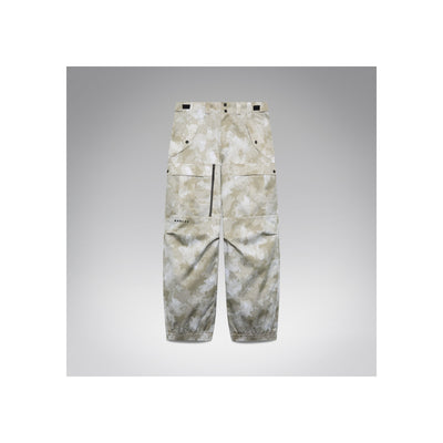 Witte camouflage cargobroek met ritssluiting en zakken, plat gefotografeerd op grijze achtergrond