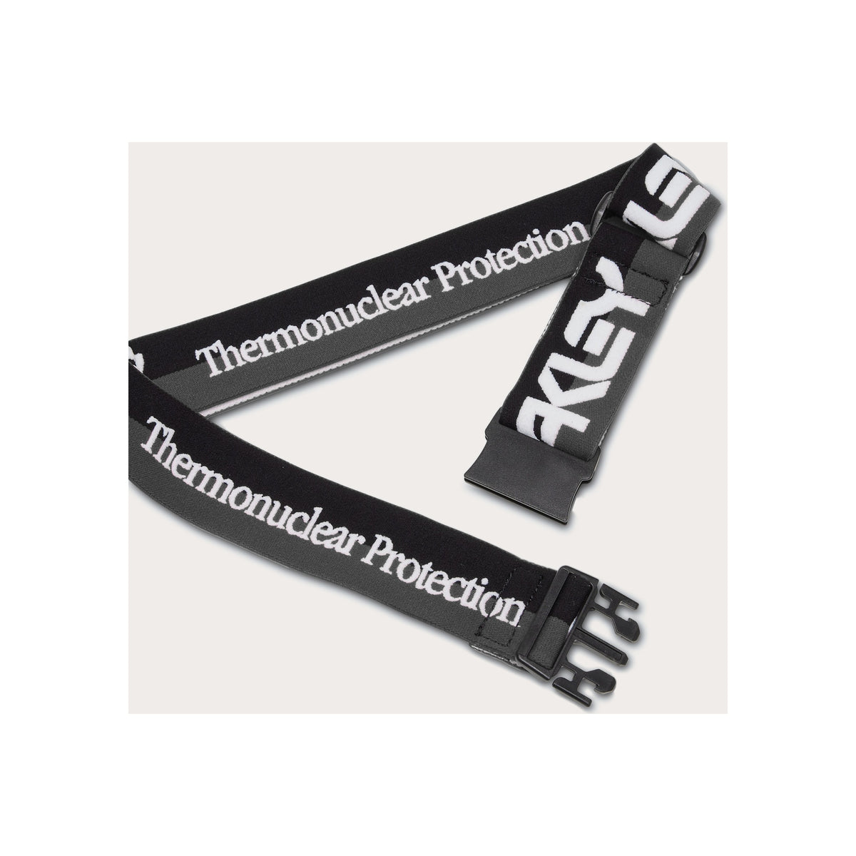 Zwarte Thermonuclear Protection bandjes met witte opdruk en gespsluiting op lichte achtergrond