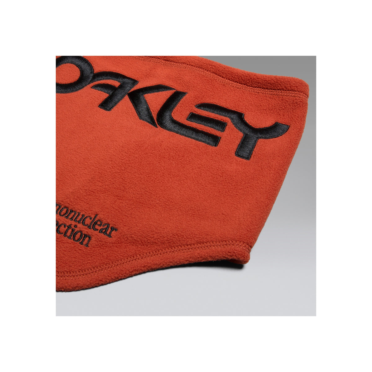 Oakley rode sportbroek met Factory Pilot logo en bomenjack protector technologie detail
