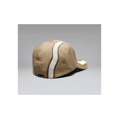 Beige pet met witte streep en reflecterende details, zijaanzicht op grijze achtergrond