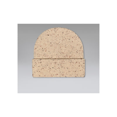 Beige gebreide muts met gespikkeld patroon en opgerolde rand op grijze achtergrond