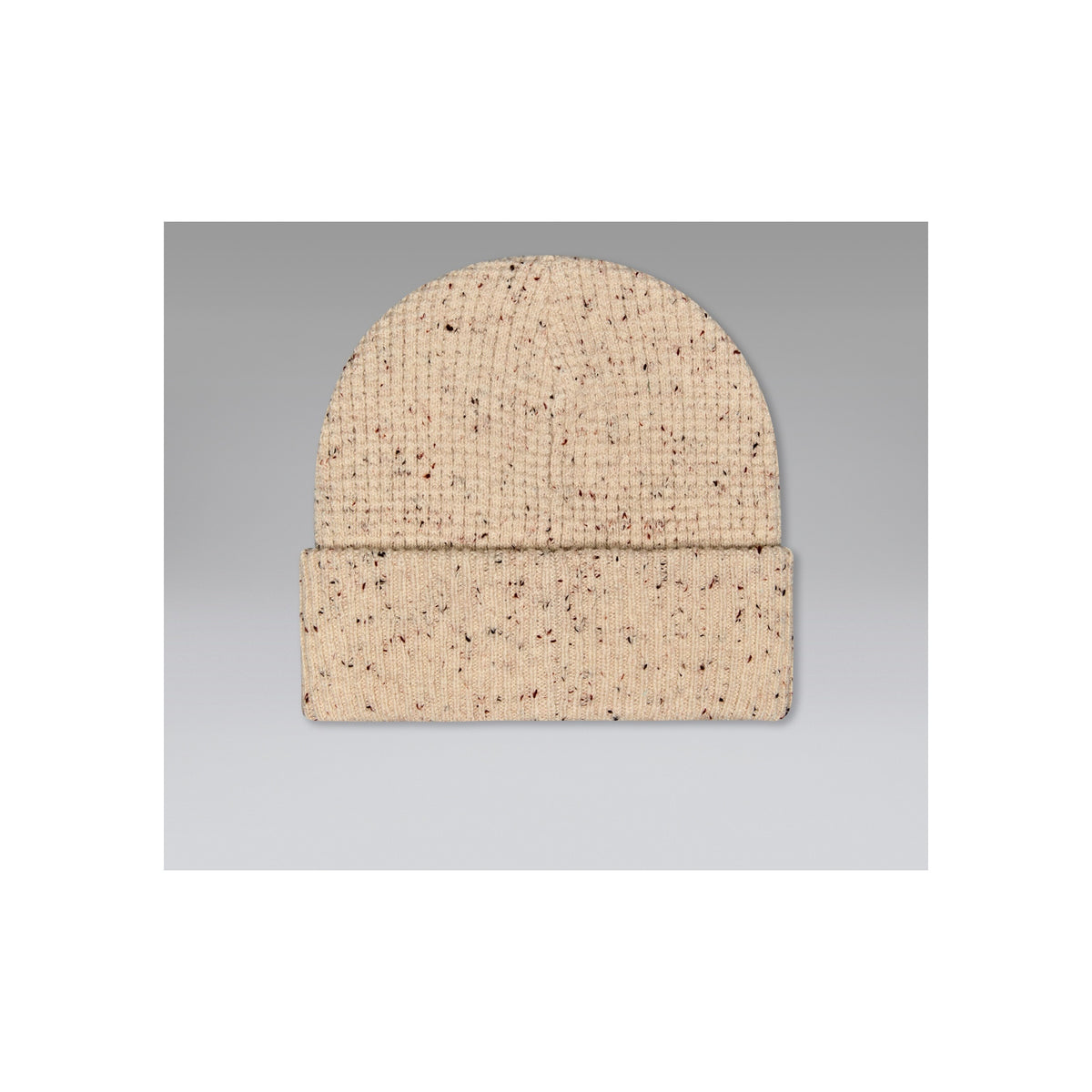 Beige gebreide muts met gespikkeld patroon en opgerolde rand op grijze achtergrond