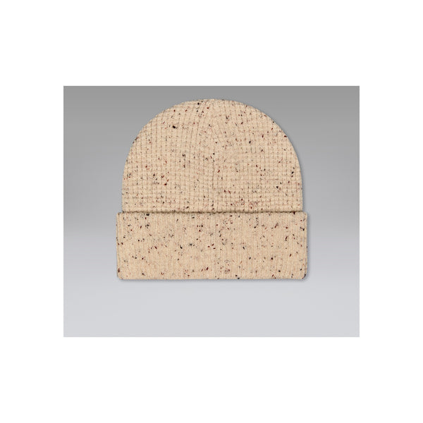 Beige gebreide muts met gespikkeld patroon en opgerolde rand op grijze achtergrond