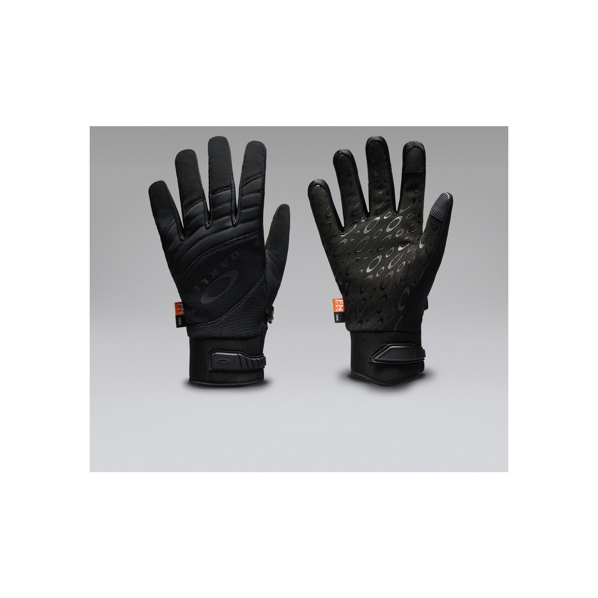 Zwarte sporthandschoenen met grippatroon op handpalm en touchscreen-compatibele vingertoppen