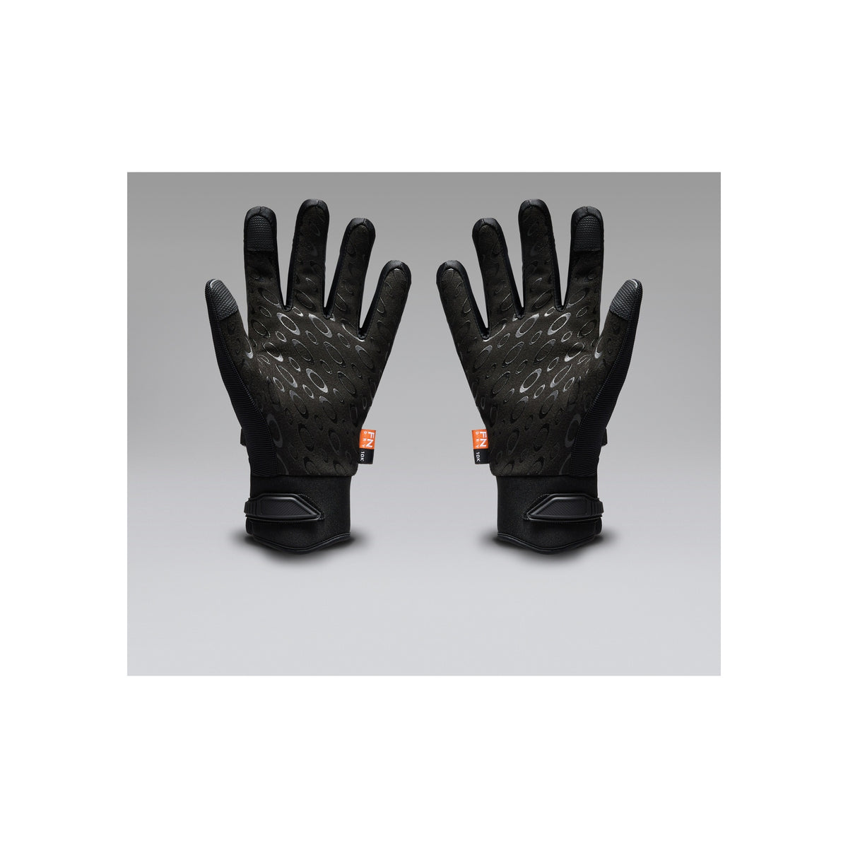 Zwarte sporthandschoenen met antislip grip op de handpalm en oranje lussen aan de polsen