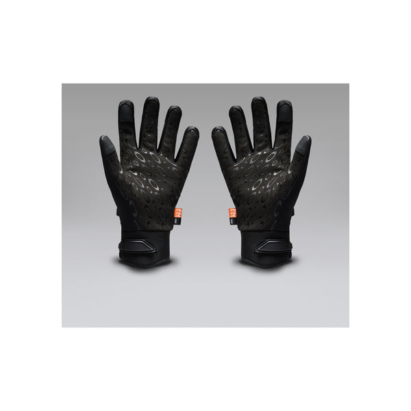 Zwarte sporthandschoenen met antislip grip op de handpalm en oranje lussen aan de polsen