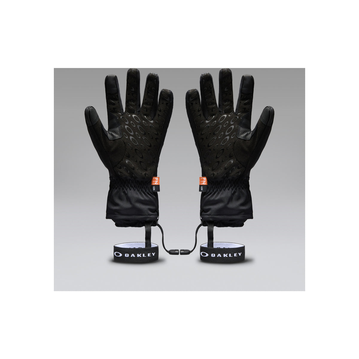 Zwarte Oakley winterhandschoenen met antislip grip en polsbandje, vooraanzicht op grijze achtergrond
