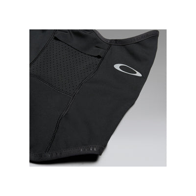 Zwarte sportbeha met geperforeerd paneel en Oakley logo detail, close-up van premium materiaal