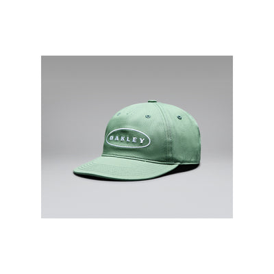 Oakley groene pet met wit ovaal logo op de voorkant, verstelbare sluiting, casual streetwear stijl