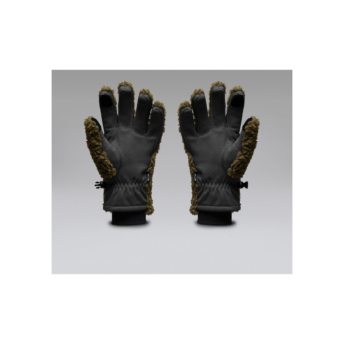 Zwarte winterhandschoenen met bruine teddy voering aan vingertoppen en duimen, geïsoleerd voor warmte