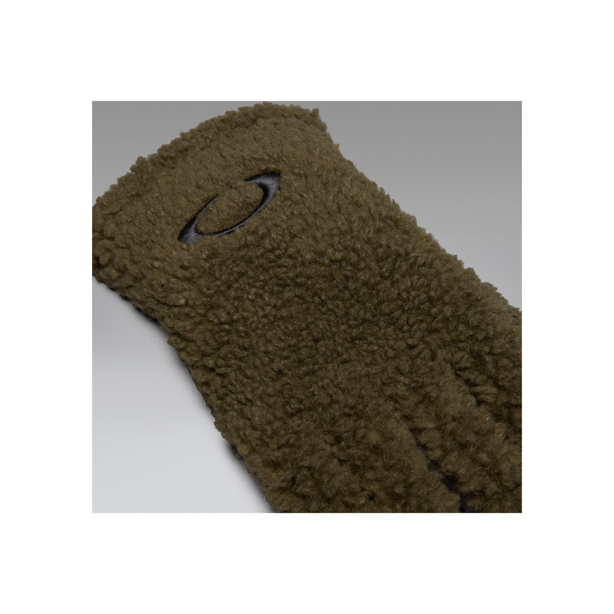 Olijfgroene badstof handdoek met geborduurd ASICS logo en textuurtextiel