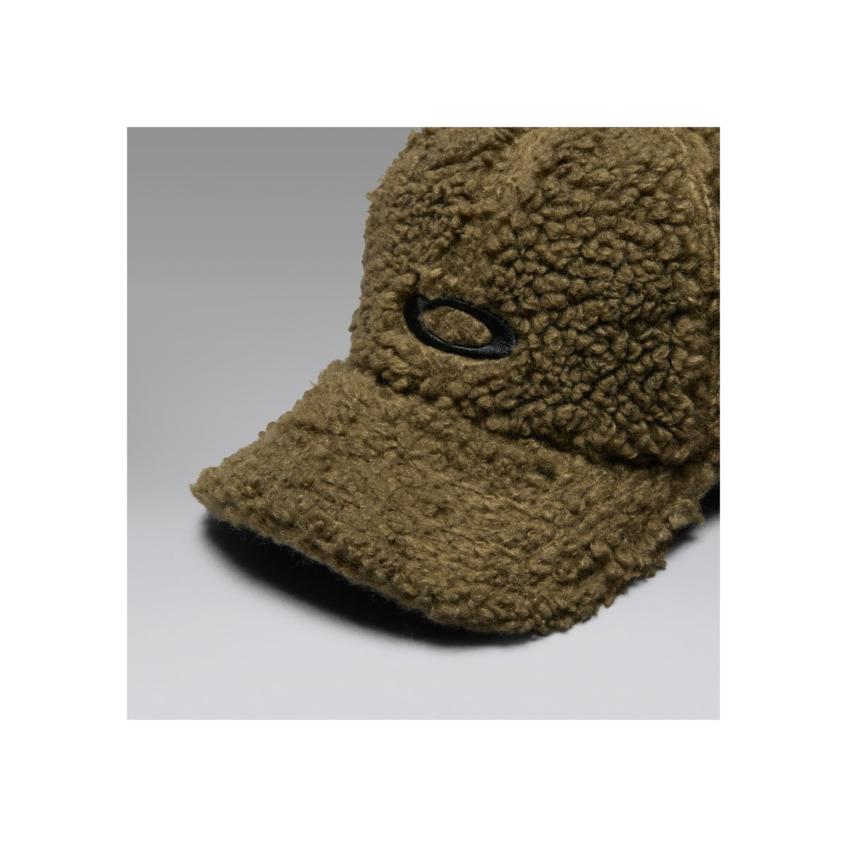 Beige teddy pet met gebogen klep en logo detail, zachte pluche baseball cap