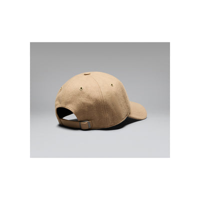Beige baseball cap met verstelbare sluiting, achterkant weergave op grijze achtergrond