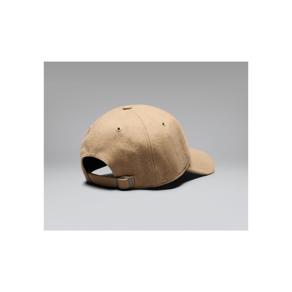 Beige baseball cap met verstelbare sluiting, achterkant weergave op grijze achtergrond