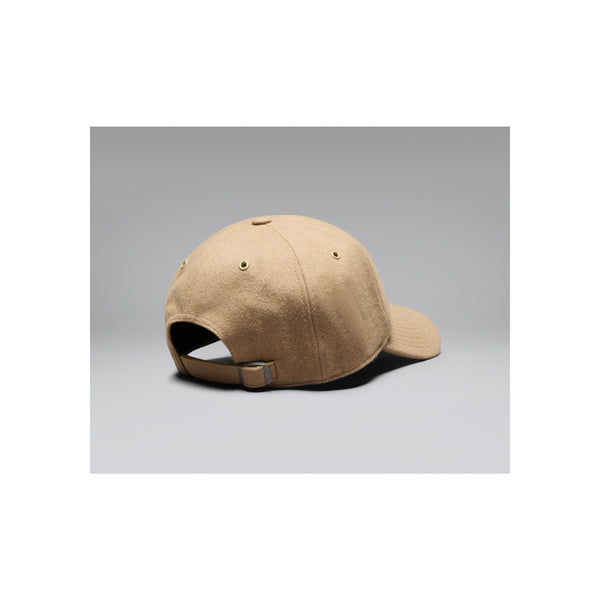 Beige baseball cap met verstelbare sluiting, achterkant weergave op grijze achtergrond