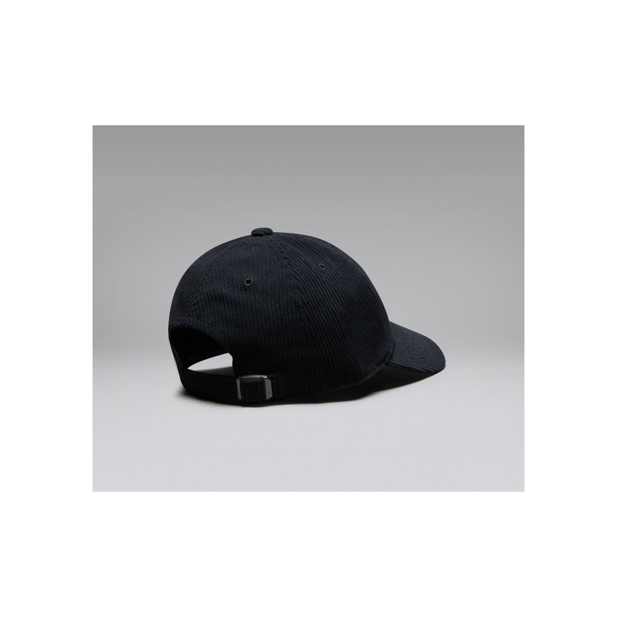 Zwarte baseball cap met verstelbare gesp, zijaanzicht met gebogen klep en gestructureerde kroon