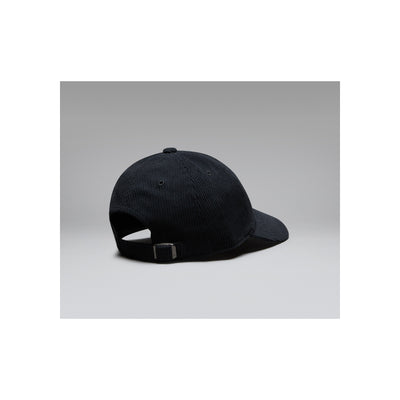 Zwarte baseball cap met verstelbare gesp, zijaanzicht met gebogen klep en gestructureerde kroon
