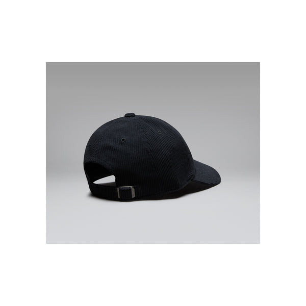 Zwarte baseball cap met verstelbare gesp, zijaanzicht met gebogen klep en gestructureerde kroon