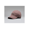 Roze corduroy baseball cap met ovaal logo patch, verstelbaar, geïsoleerd op grijze achtergrond