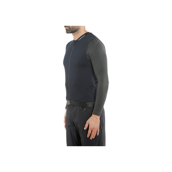 Man draagt zwarte trui met ronde hals en lange mouwen, zwarte broek, zijaanzicht
