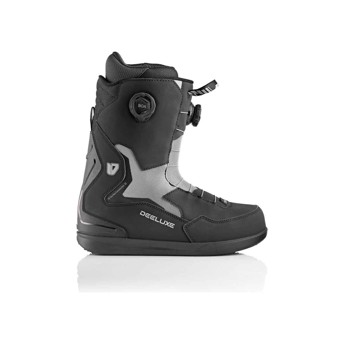 Deeluxe snowboardboot zwart met BOA-sluitsysteem en grijze accenten, zijaanzicht op witte achtergrond