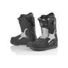 Zwart-witte snowboardlaarzen met BOA draaisluiting, zijwaarts getoond tegen witte achtergrond