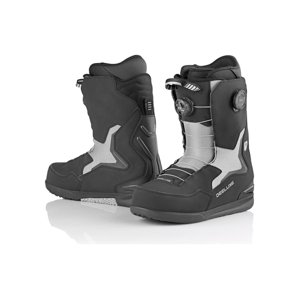 Zwart-witte snowboardlaarzen met BOA draaisluiting, zijwaarts getoond tegen witte achtergrond