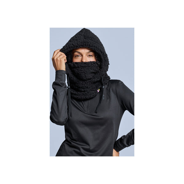 Vrouw draagt zwarte hoodie met capuchon en nekwarmer, winterkleding voor outdoor activiteiten