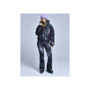 Vrouw in paarse muts met zwart-grijze ski-outfit, winterjas en broek, complete snowboard look