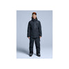 Man draagt Poederbaas Freeride 3L Shell Jacket in donkerblauw met skibroek en muts - winterjas voor heren