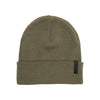 Olijfgroene gebreide muts met opgerolde rand en zwart label, winter beanie