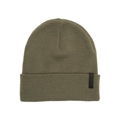 Olijfgroene gebreide muts met opgerolde rand en zwart label, winter beanie