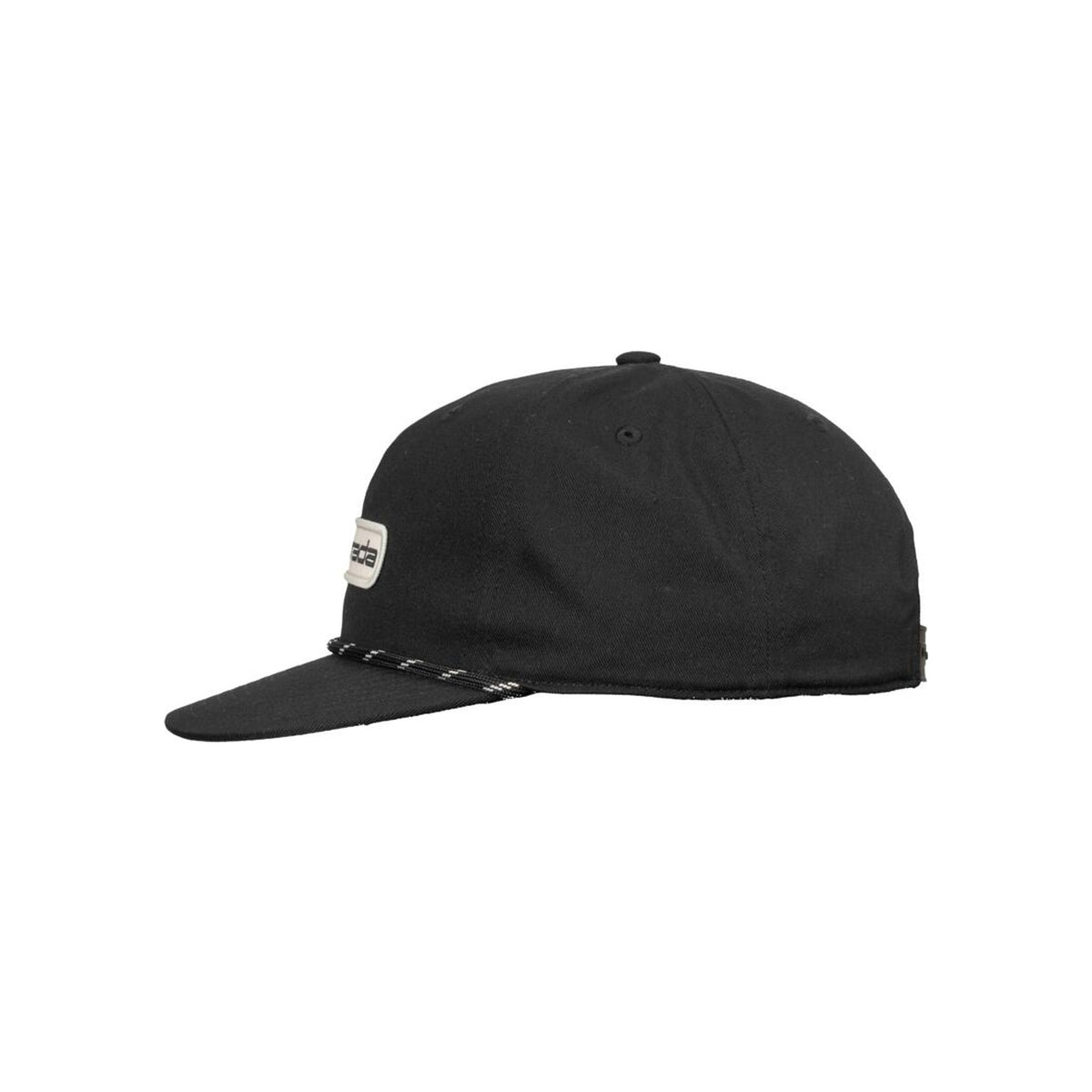Zwarte baseball cap met platte klep en logo patch, zijaanzicht