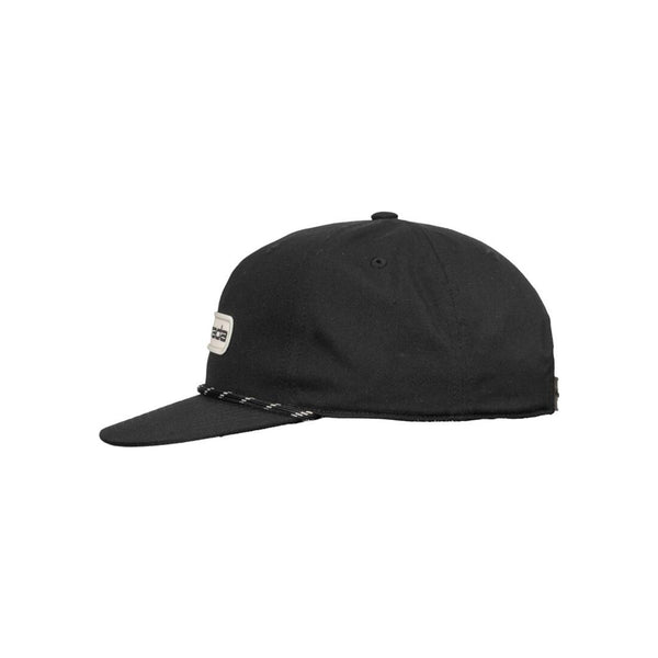 Zwarte baseball cap met platte klep en logo patch, zijaanzicht