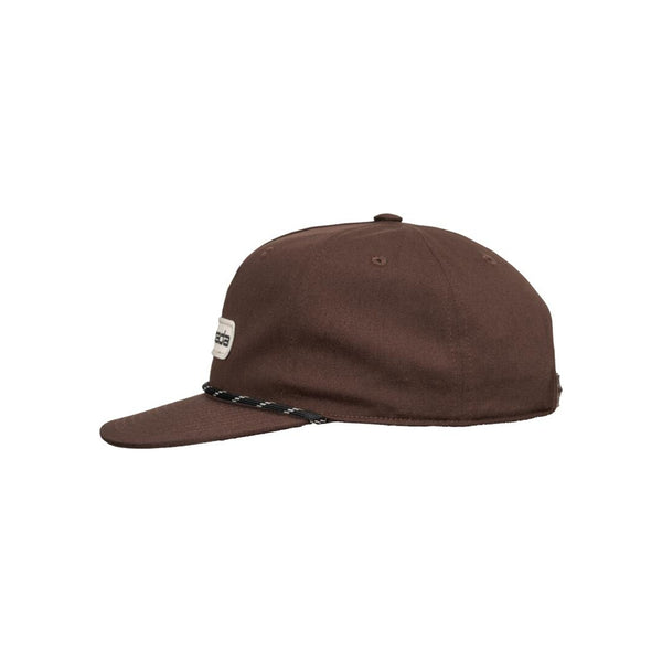 Bruine baseball cap met logo patch op zijkant, zijaanzicht van pet met gevlochten detail