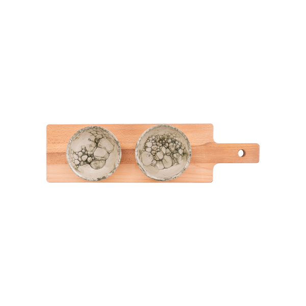 Bowls and Dishes Espuma 2 Groene Schaaltjes 11cm op Houten Plank 46cm