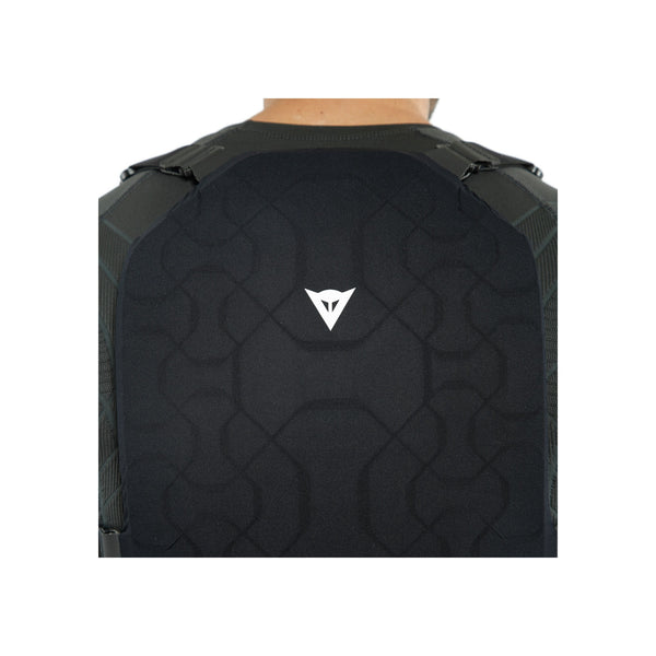 Dainese rugbeschermer met zwarte padding en schouderbevestiging voor motorrijders