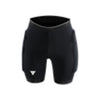 Zwarte sportbroek met korte pijpen en klein wit logo op been