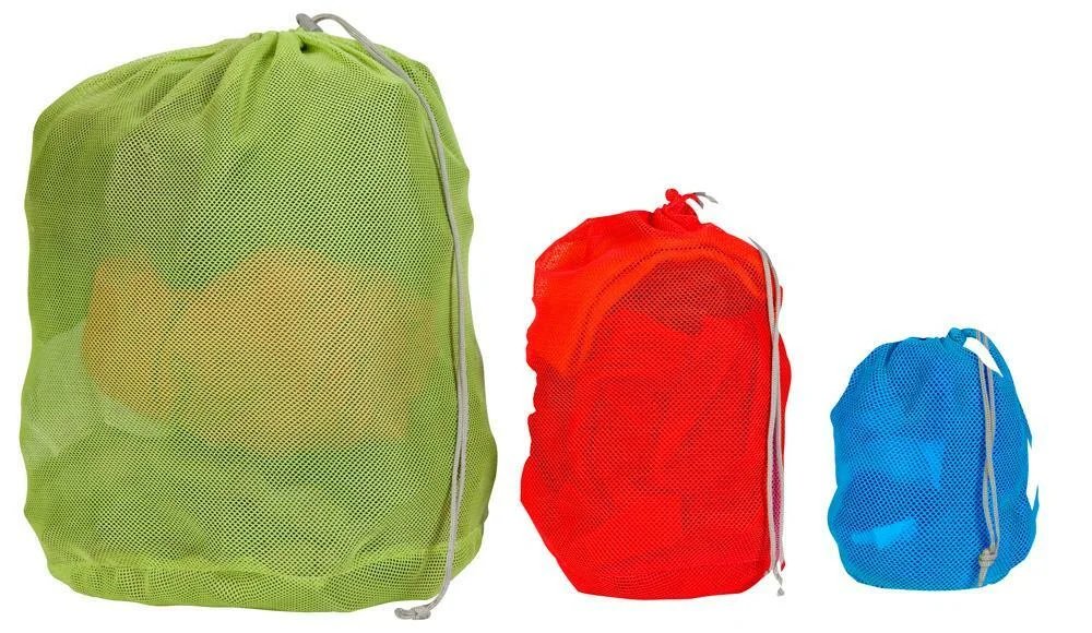 Set van drie gekleurde mesh opbergzakken met trekkoord - groen, rood en blauw - wasbare nettas voor reizen