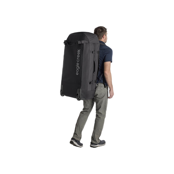 Man draagt Eagle Creek grote zwarte reistas als rugzak, reis duffel bag met rugbanden