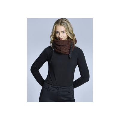 Vrouw draagt zwarte fleece trui met ritssluiting en bruine col-sjaal, sportieve outdoorkleding